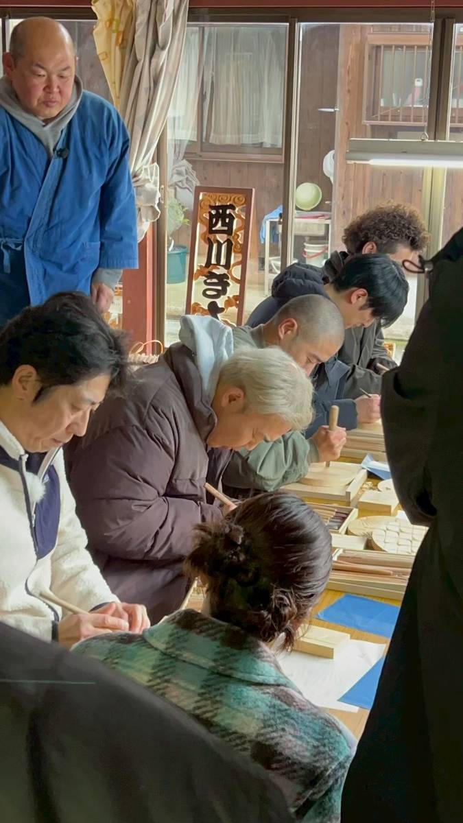 彫刻中の井尻一茂