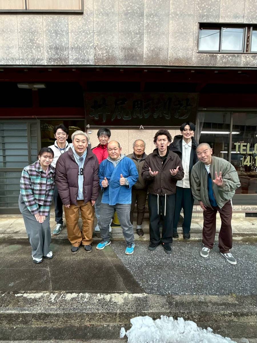 和室に飾られた鷲の彫刻
